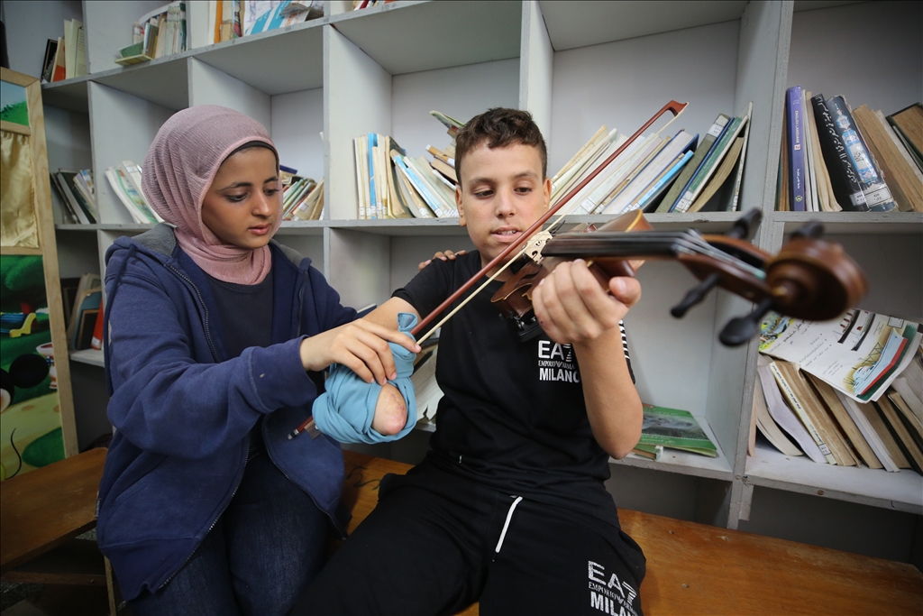Keman eğitmeni Filistinli kadın, barınaklarda kalan çocuklara keman ve ud çalmayı öğretiyor