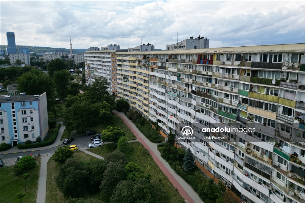 Polonya'nın 800 metre uzunluğundaki en geniş apartman bloğu