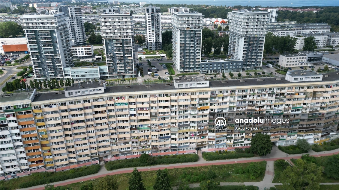 Polonya'nın 800 metre uzunluğundaki en geniş apartman bloğu