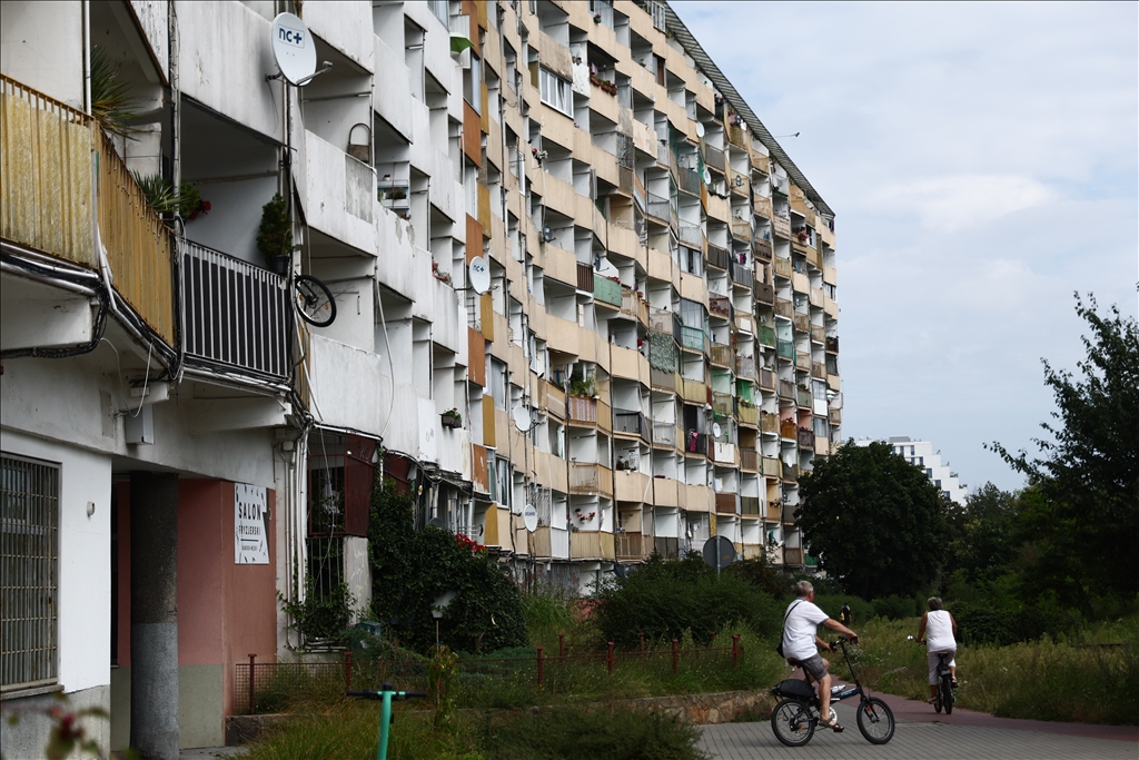 Polonya'nın 800 metre uzunluğundaki en geniş apartman bloğu