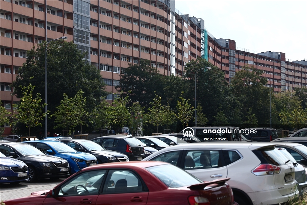 Polonya'nın 800 metre uzunluğundaki en geniş apartman bloğu