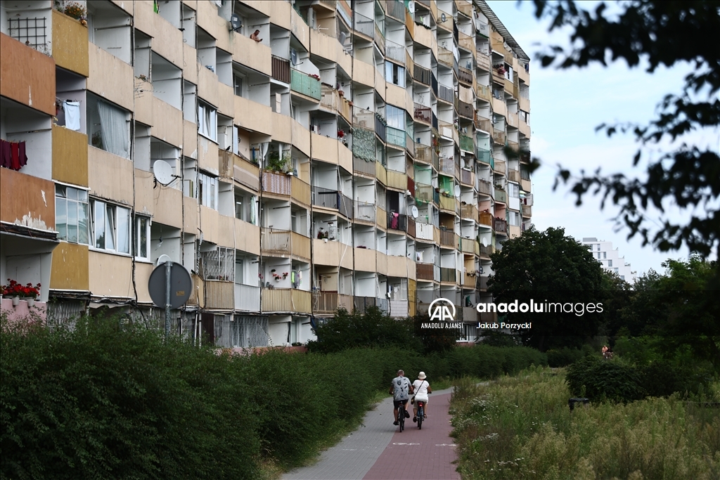 Polonya'nın 800 metre uzunluğundaki en geniş apartman bloğu