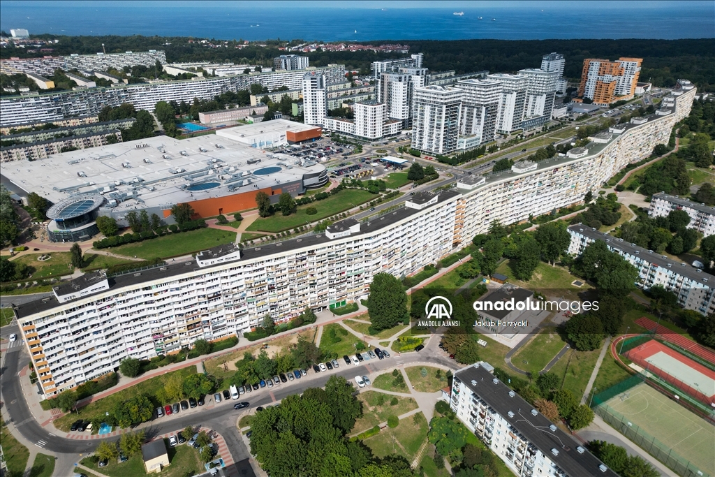 Polonya'nın 800 metre uzunluğundaki en geniş apartman bloğu