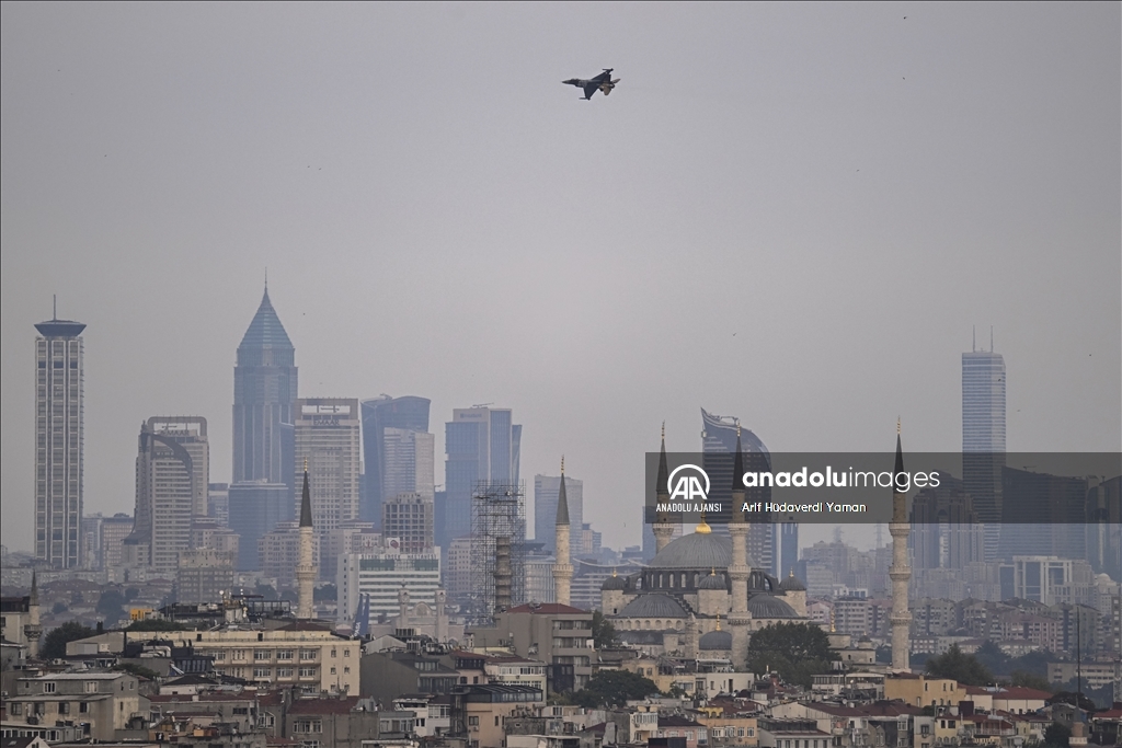 SOLOTÜRK İstanbul semalarında prova uçuşu yaptı