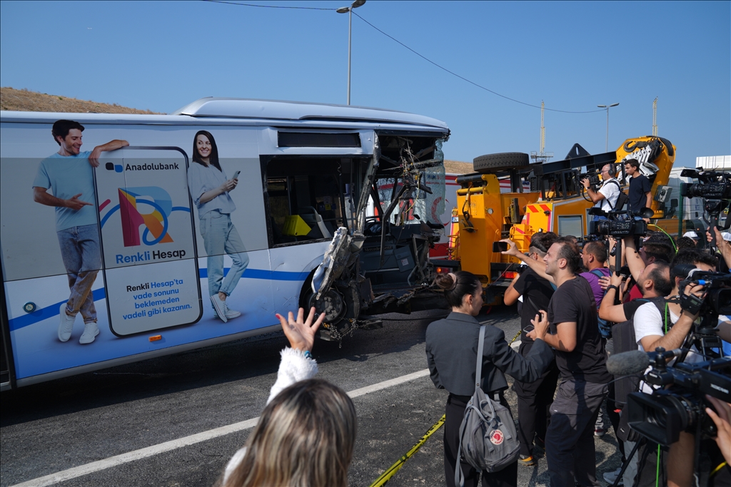 Küçükçekmece'de metrobüs kaza yaptı