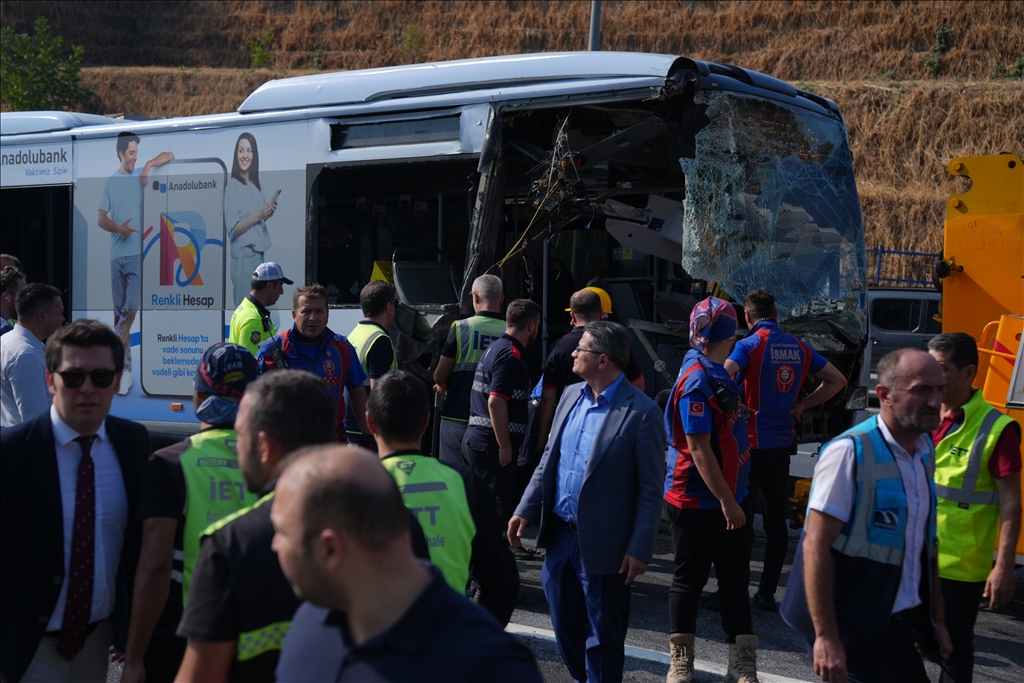 Küçükçekmece'de metrobüs kaza yaptı