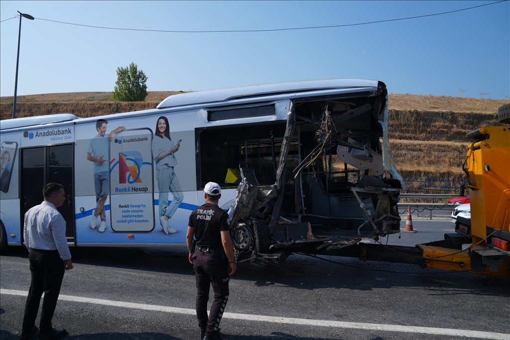 Küçükçekmece'de metrobüs kaza yaptı