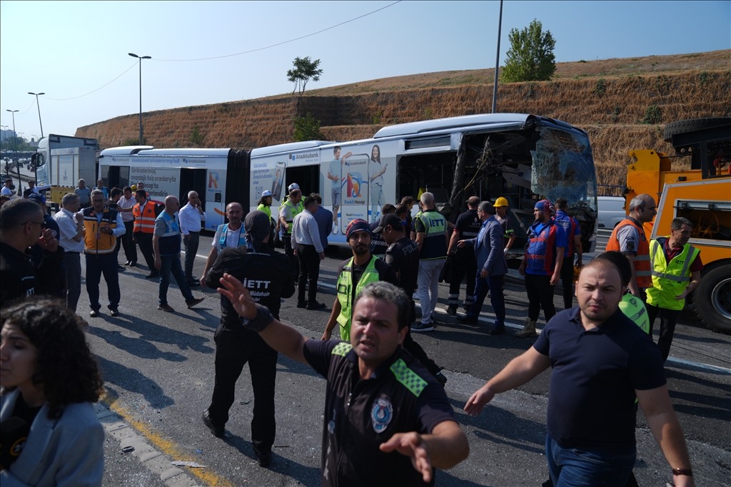 Küçükçekmece'de metrobüs kaza yaptı