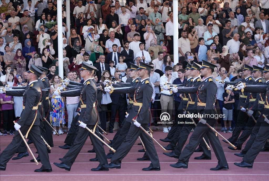 MSÜ Kara Harp Okulu Diploma Alma ve Sancak Devir Teslim Töreni