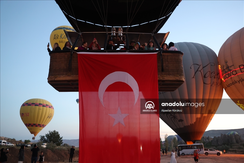 Kapadokya'da balonlar Türk bayraklarıyla uçtu