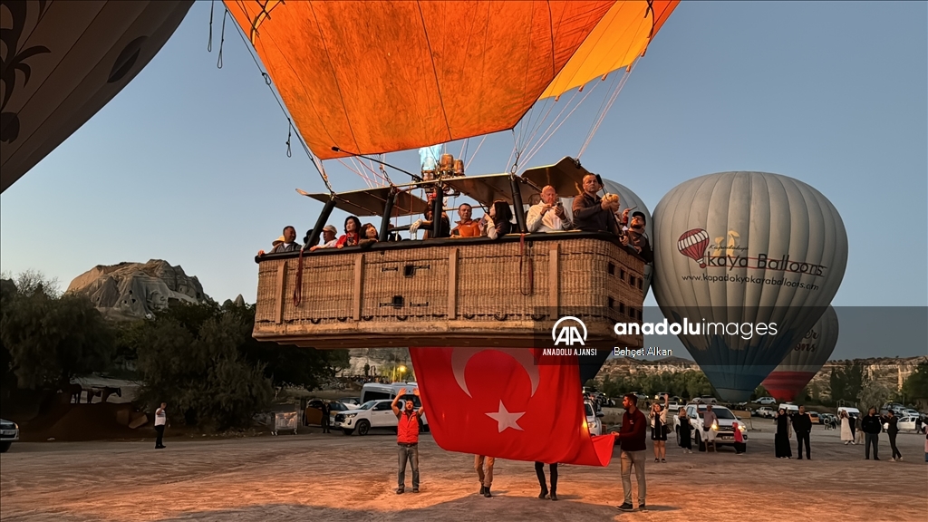 Kapadokya'da balonlar Türk bayraklarıyla uçtu