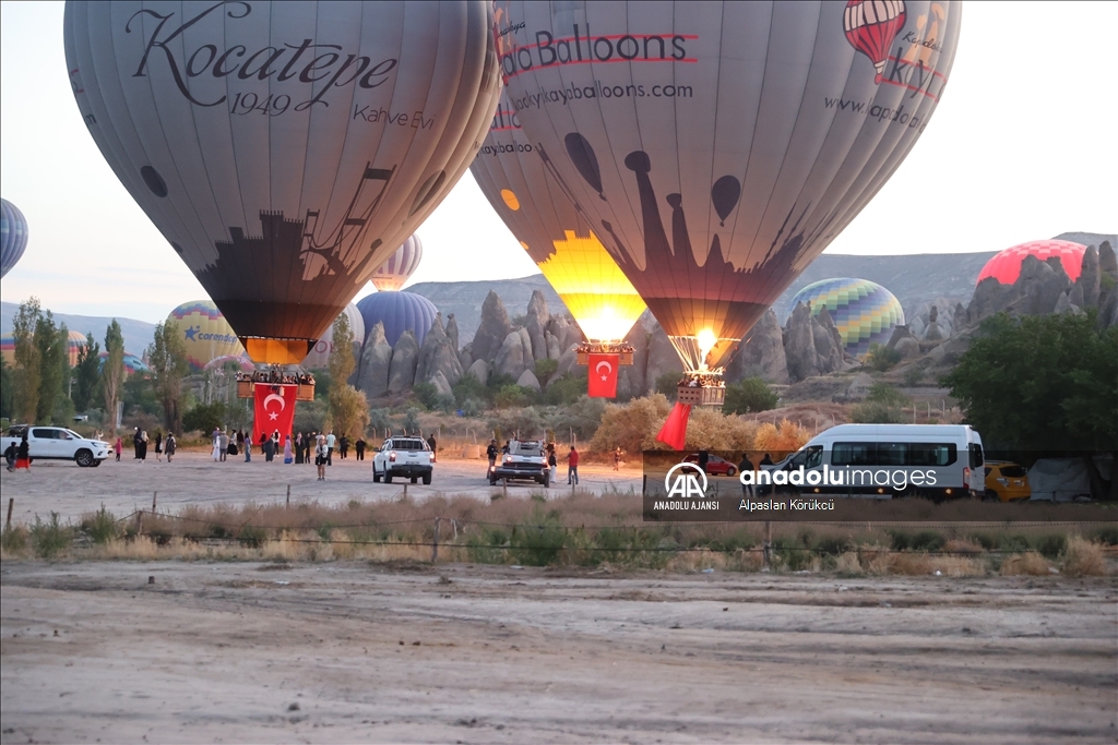 Kapadokya'da balonlar Türk bayraklarıyla uçtu