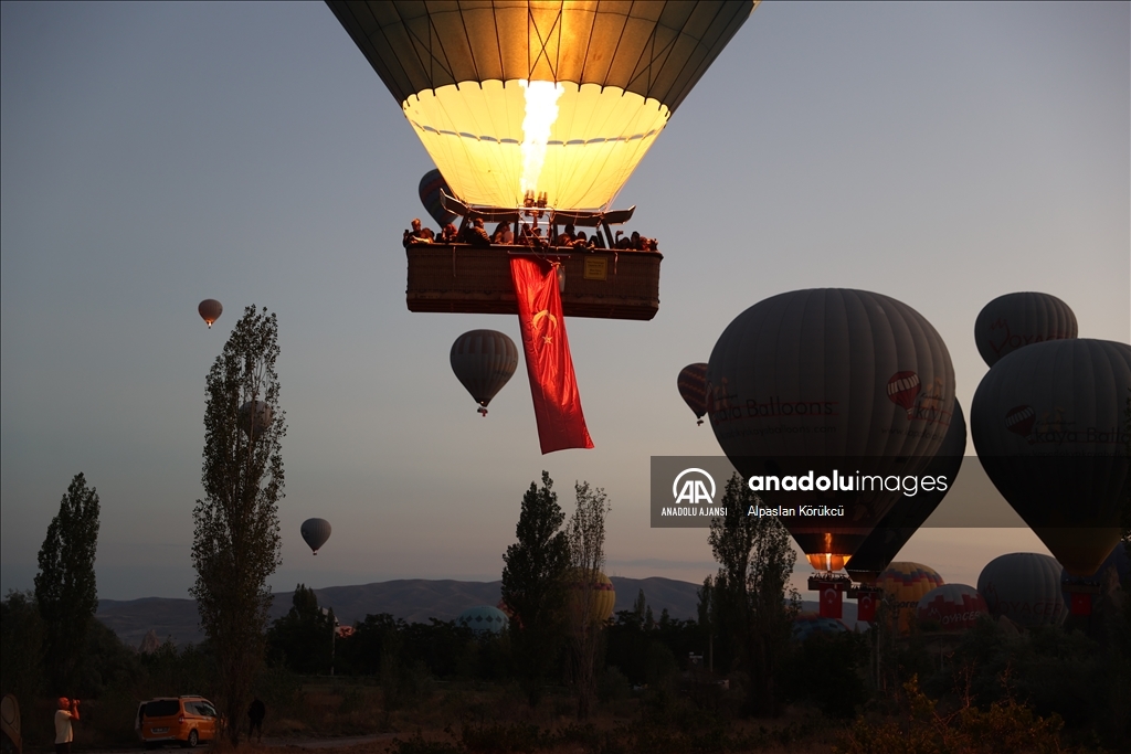 Kapadokya'da balonlar Türk bayraklarıyla uçtu