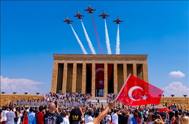 Les Türk Yıldızları (Étoiles de Türkiye), l'équipe de démonstration acrobatique des forces aériennes turques, effectuent un vol autour d'Anıtkabir