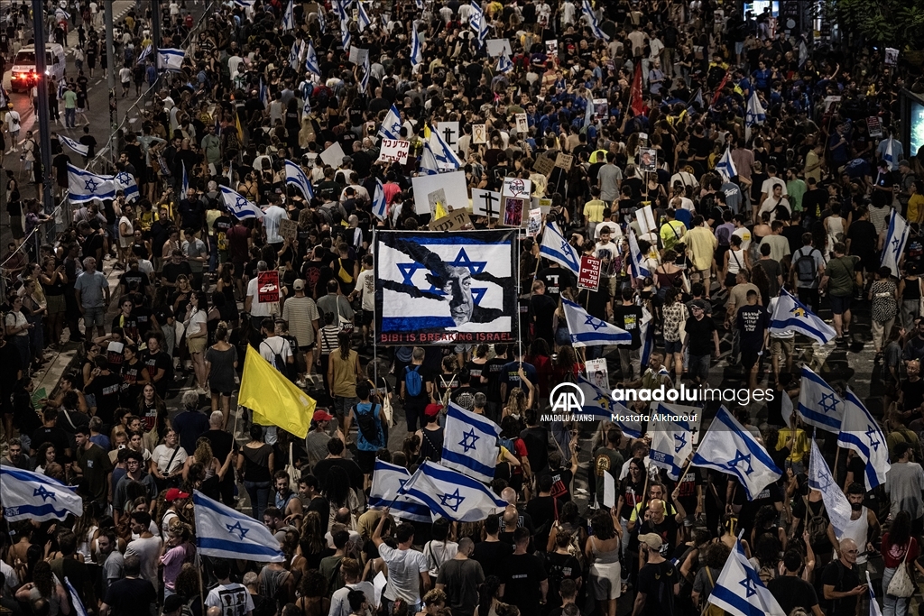 İsrail'de, Gazze'de ateşkes anlaşmasını imzalamayan Netanyahu hükümeti protesto edildi