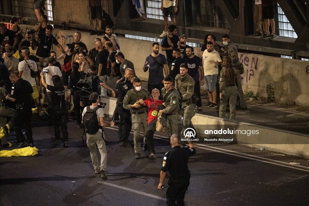 İsrail'de, Gazze'de ateşkes anlaşmasını imzalamayan Netanyahu hükümeti protesto edildi