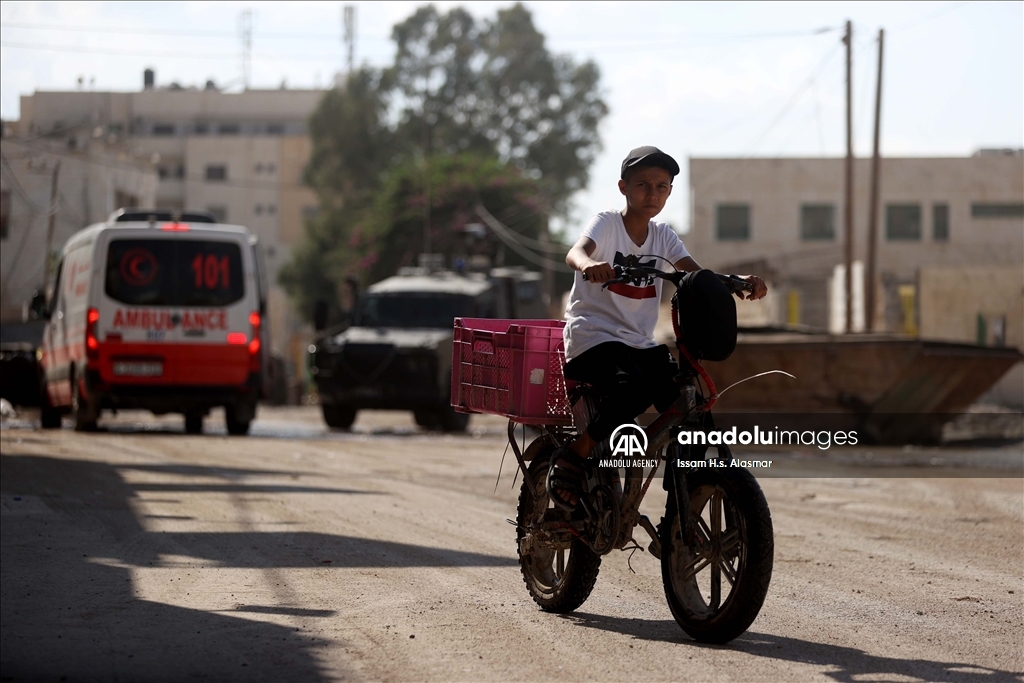 كاسرا حصار إسرائيل.. فتى فلسطيني يتطوع لخدمة المرضى بمستشفى جنين