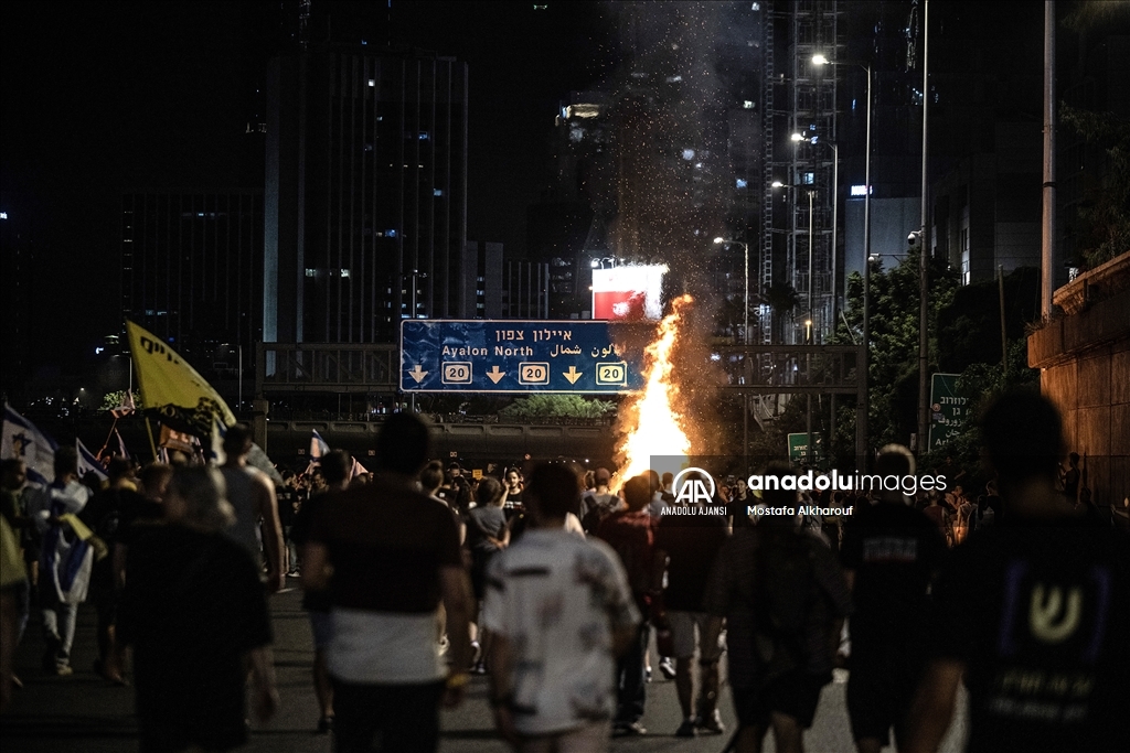 İsrail'de, Gazze'de ateşkes anlaşmasını imzalamayan Netanyahu hükümeti protesto edildi