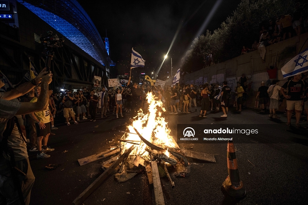 İsrail'de, Gazze'de ateşkes anlaşmasını imzalamayan Netanyahu hükümeti protesto edildi