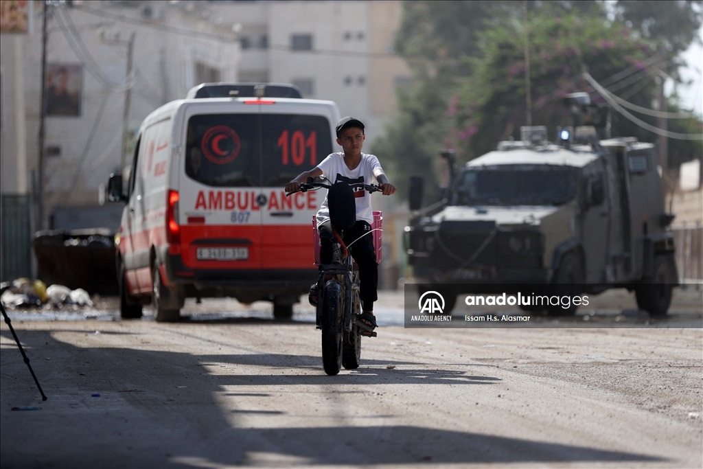 كاسرا حصار إسرائيل.. فتى فلسطيني يتطوع لخدمة المرضى بمستشفى جنين