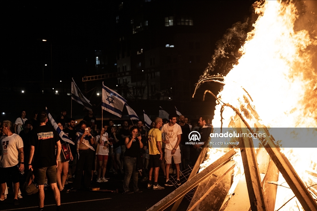 İsrail'de, Gazze'de ateşkes anlaşmasını imzalamayan Netanyahu hükümeti protesto edildi