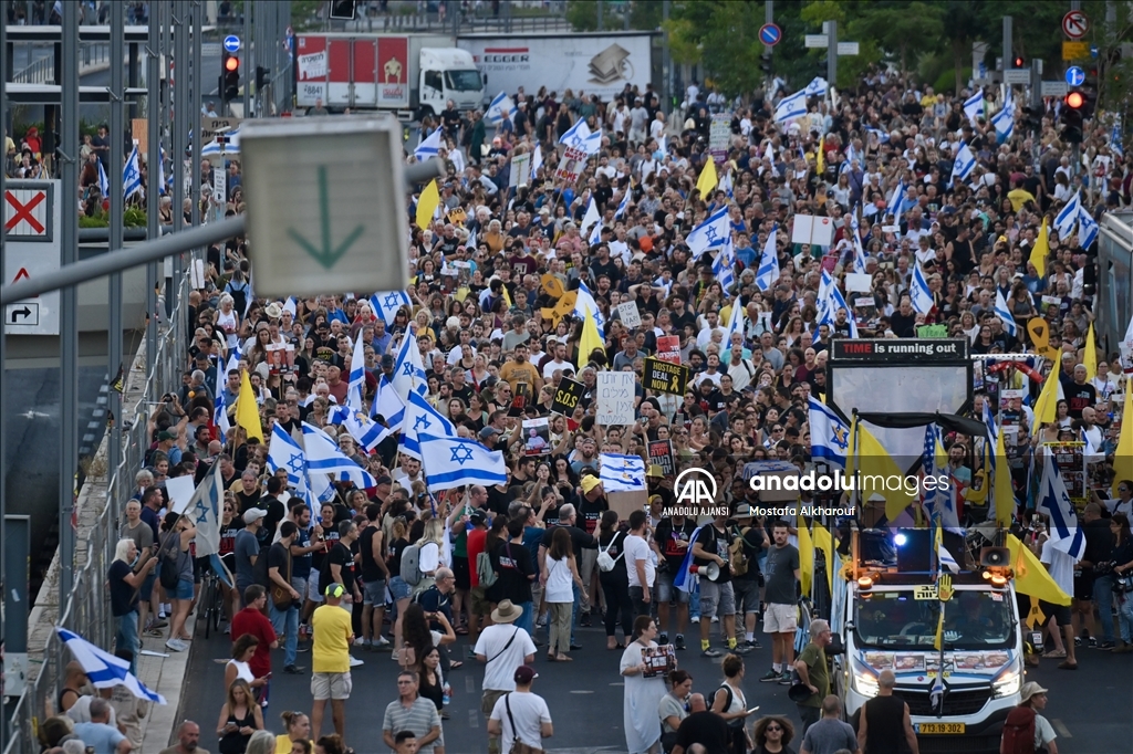 İsrailliler Gazze'de esir takası anlaşması ve erken seçim talebiyle gösteri düzenledi