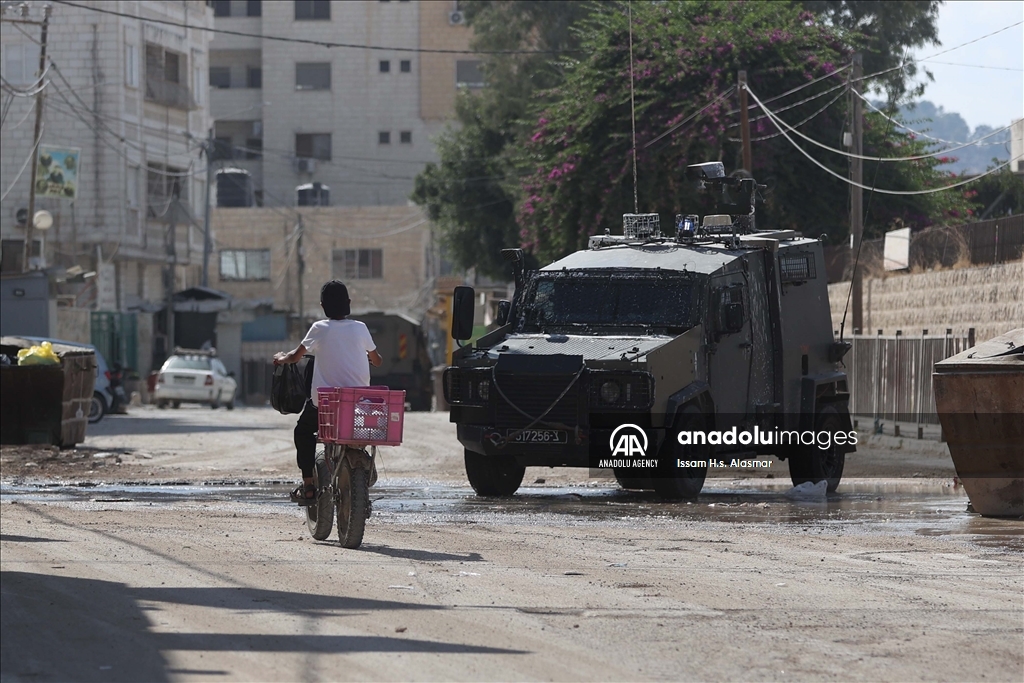 كاسرا حصار إسرائيل.. فتى فلسطيني يتطوع لخدمة المرضى بمستشفى جنين