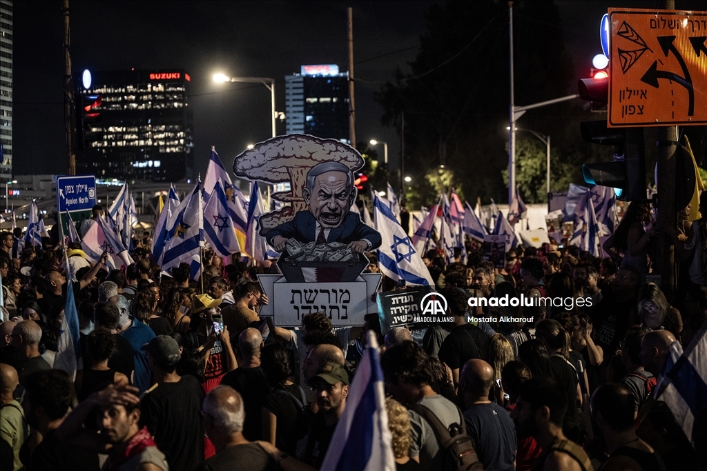 İsrail'de, Gazze'de ateşkes anlaşmasını imzalamayan Netanyahu hükümeti protesto edildi
