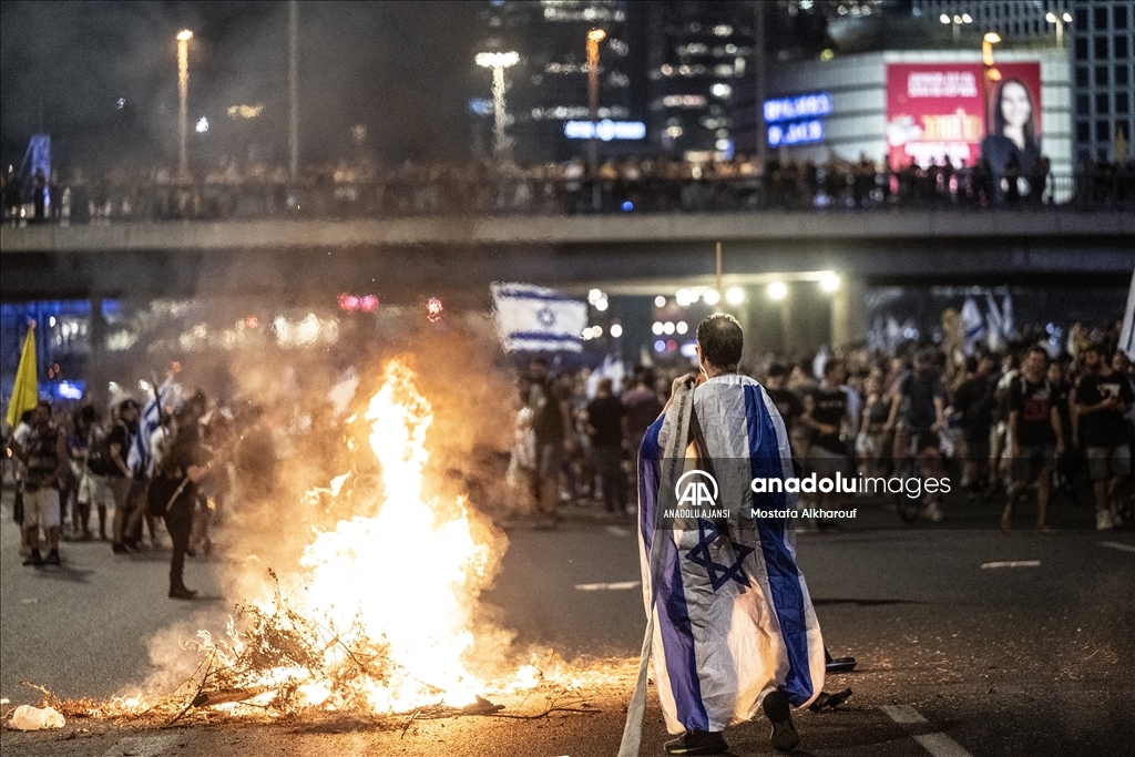 İsrail'de, Gazze'de ateşkes anlaşmasını imzalamayan Netanyahu hükümeti protesto edildi