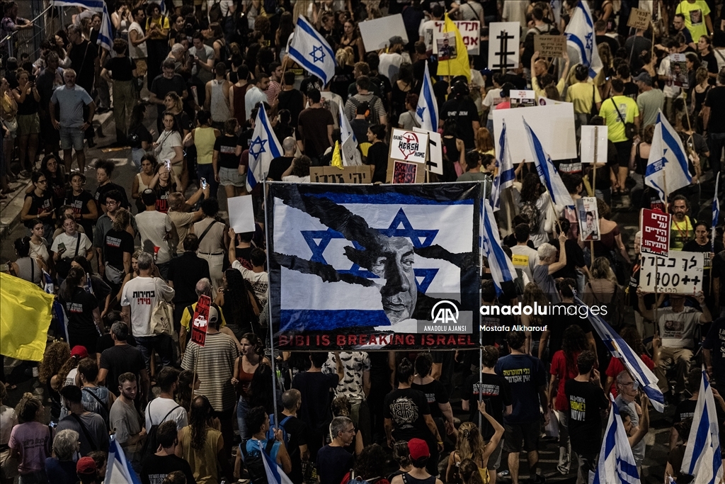 İsrail'de, Gazze'de ateşkes anlaşmasını imzalamayan Netanyahu hükümeti protesto edildi