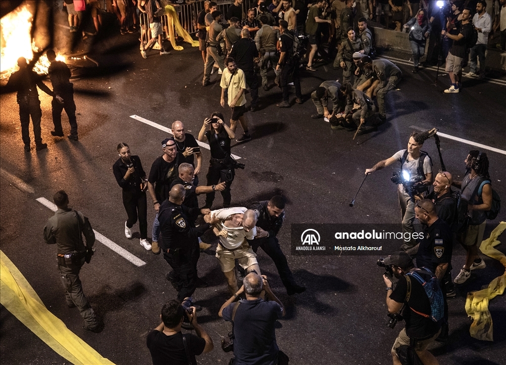 İsrail'de, Gazze'de ateşkes anlaşmasını imzalamayan Netanyahu hükümeti protesto edildi