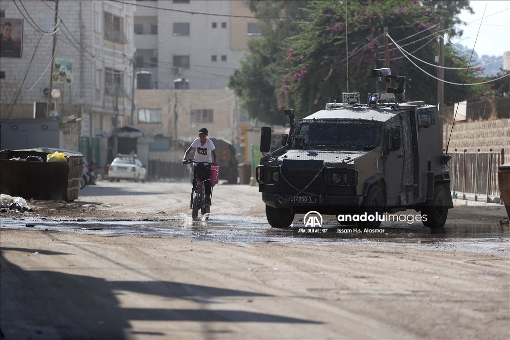 كاسرا حصار إسرائيل.. فتى فلسطيني يتطوع لخدمة المرضى بمستشفى جنين