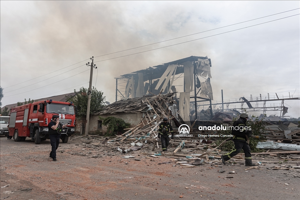 Kostiantynivka'daki tahıl deposu Rus bombardımanında yanarak yıkıldı