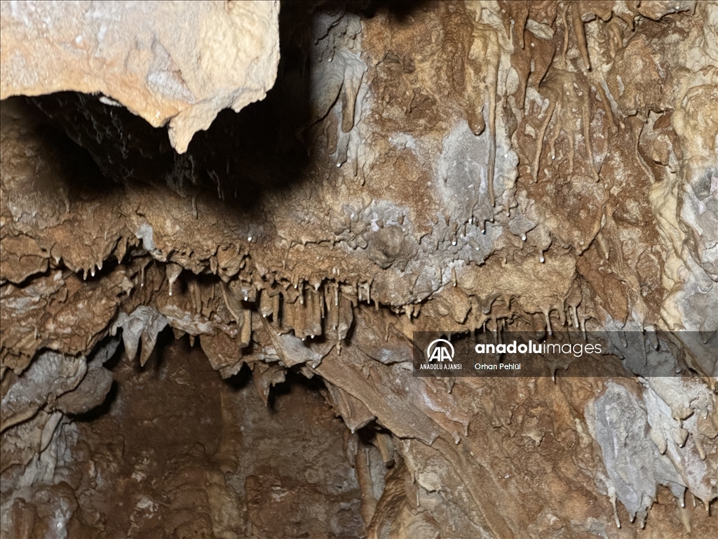 Adıyaman'da sarkıt ve dikitlerin yer aldığı mağara bulundu