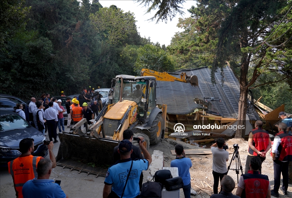 Vaniköy'de izinsiz inşaattaki ruhsatsız ve kaçak yapıların yıkımına başlandı