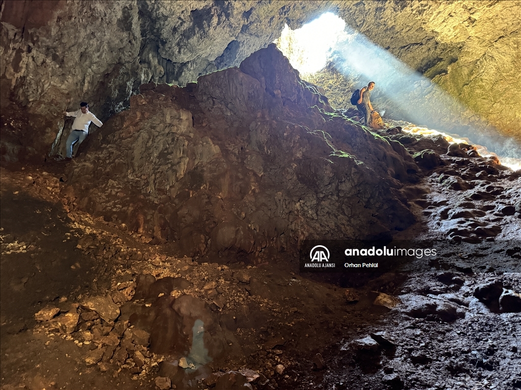 Adıyaman'da sarkıt ve dikitlerin yer aldığı mağara bulundu