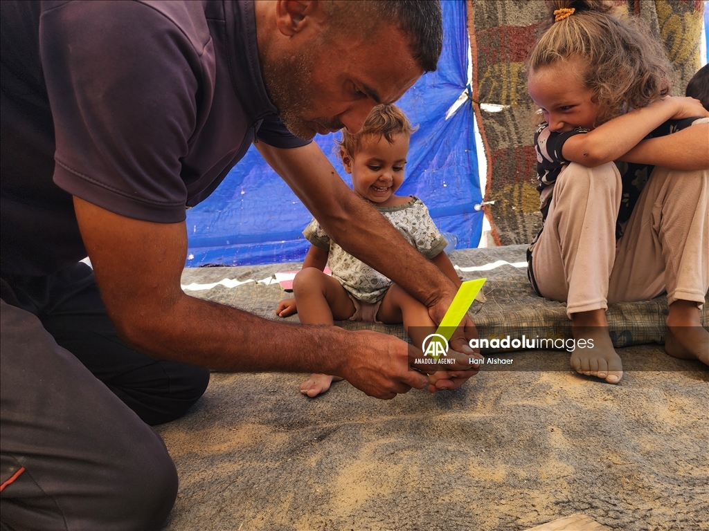 في ظل الهجمات الإسرائيلية المستمرة .. فلسطيني يصنع نعال الأحذية من الاخشاب للأطفال في غزة 