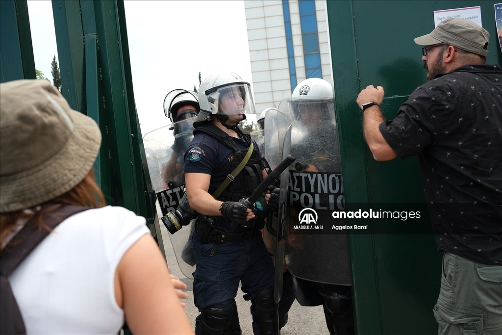  Öğrenciler ve öğretmenler Atina'da okul birleşimlerine karşı protesto gösterisi düzenledi