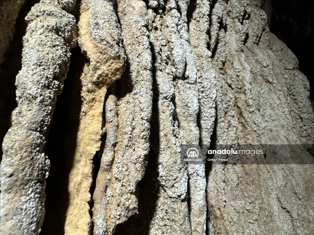 Adıyaman'da sarkıt ve dikitlerin yer aldığı mağara bulundu