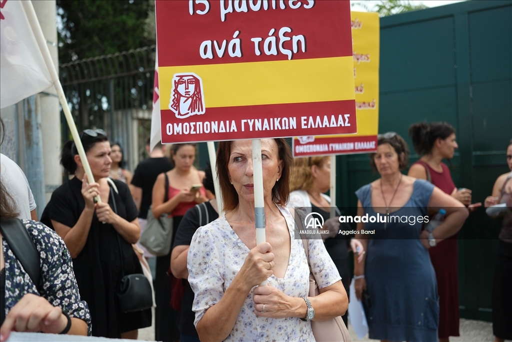  Öğrenciler ve öğretmenler Atina'da okul birleşimlerine karşı protesto gösterisi düzenledi