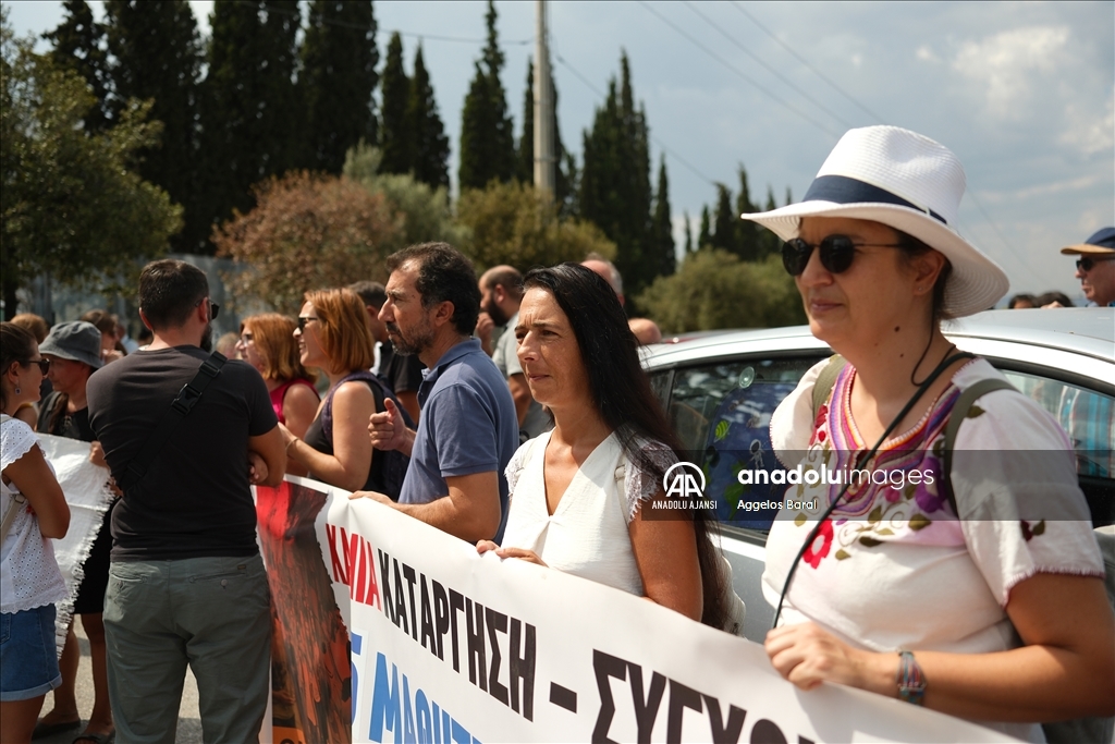  Öğrenciler ve öğretmenler Atina'da okul birleşimlerine karşı protesto gösterisi düzenledi