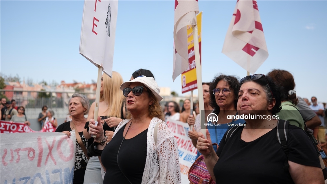  Öğrenciler ve öğretmenler Atina'da okul birleşimlerine karşı protesto gösterisi düzenledi