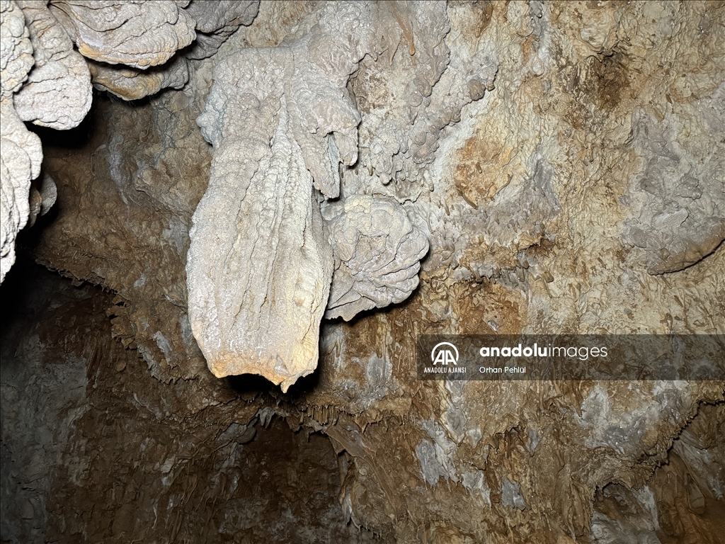 Adıyaman'da sarkıt ve dikitlerin yer aldığı mağara bulundu