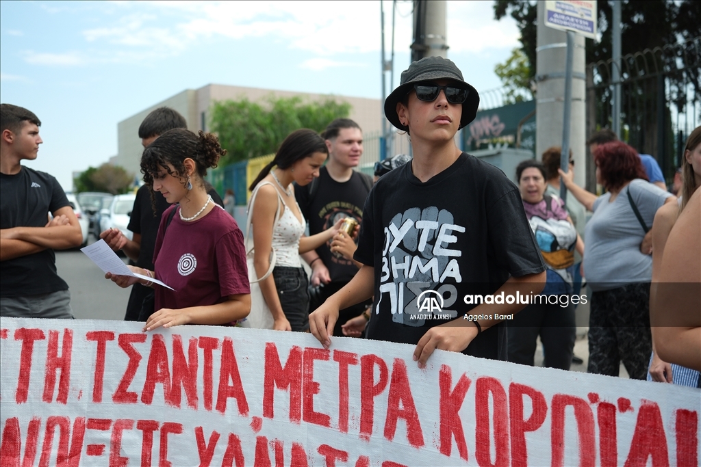  Öğrenciler ve öğretmenler Atina'da okul birleşimlerine karşı protesto gösterisi düzenledi