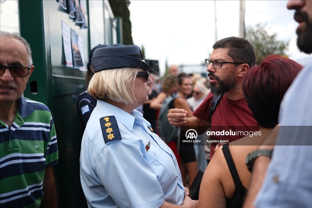  Öğrenciler ve öğretmenler Atina'da okul birleşimlerine karşı protesto gösterisi düzenledi