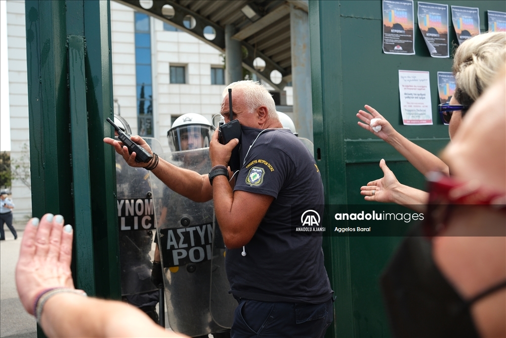  Öğrenciler ve öğretmenler Atina'da okul birleşimlerine karşı protesto gösterisi düzenledi