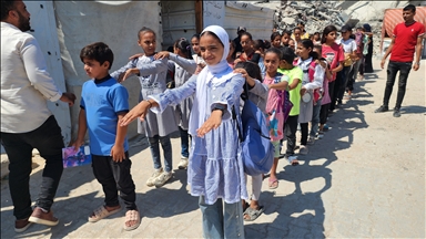 İsrail saldırısında evi yıkılan Gazzeli öğretmen, kurduğu çadır okulda öğrencilere ders veriyor