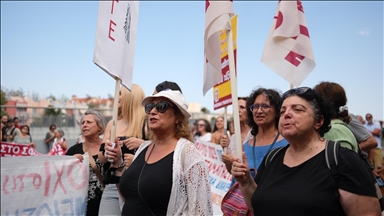 Öğrenciler ve öğretmenler Atina'da okul birleşimlerine karşı protesto gösterisi düzenledi