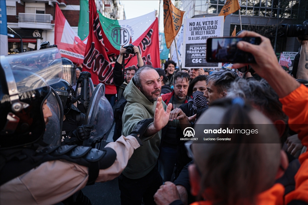 Полиция разогнала акцию протеста пенсионеров в Буэнос-Айресе