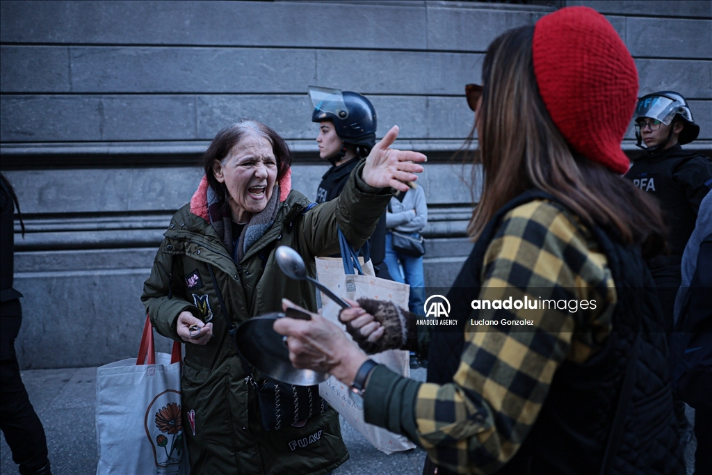 Полиция разогнала акцию протеста пенсионеров в Буэнос-Айресе